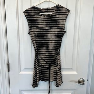 Black and cream rippled sleeveless connected apparel blouse